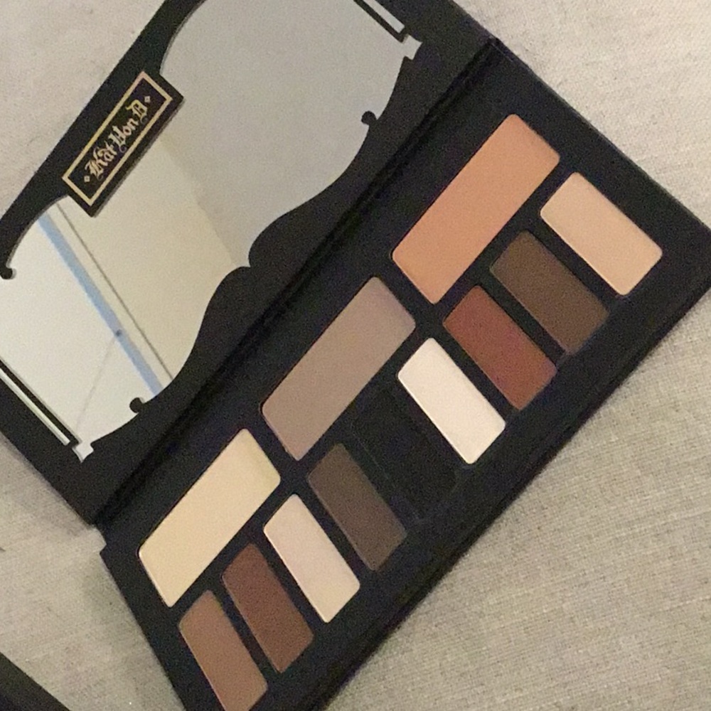 BRAND NEW Kat Von D shade light eye shadow palette